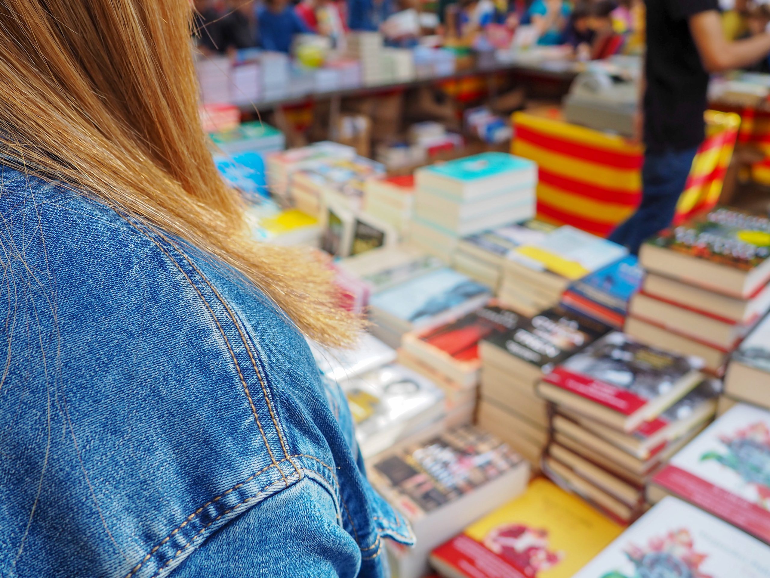 primer plano de una mujer en una libreria scaled